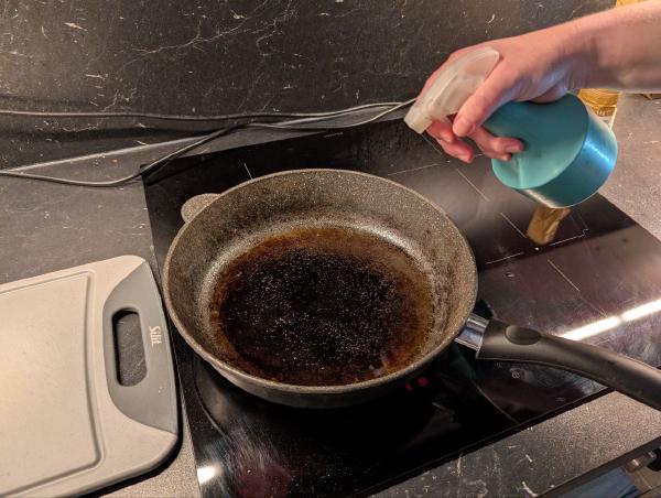 Обработка сковороды спреем масла